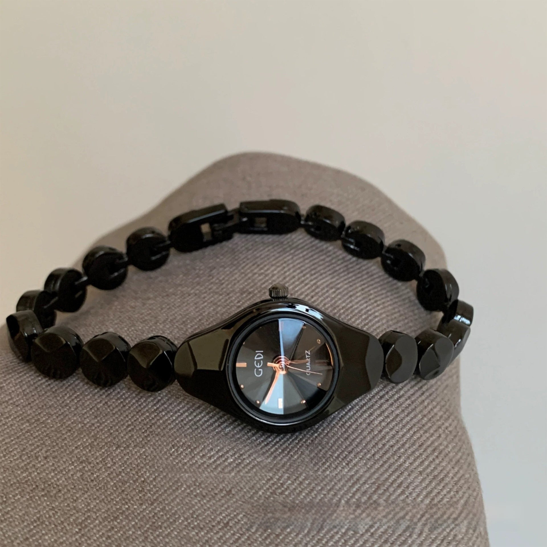 Stylish And Minimalist Womens Alloy Watch