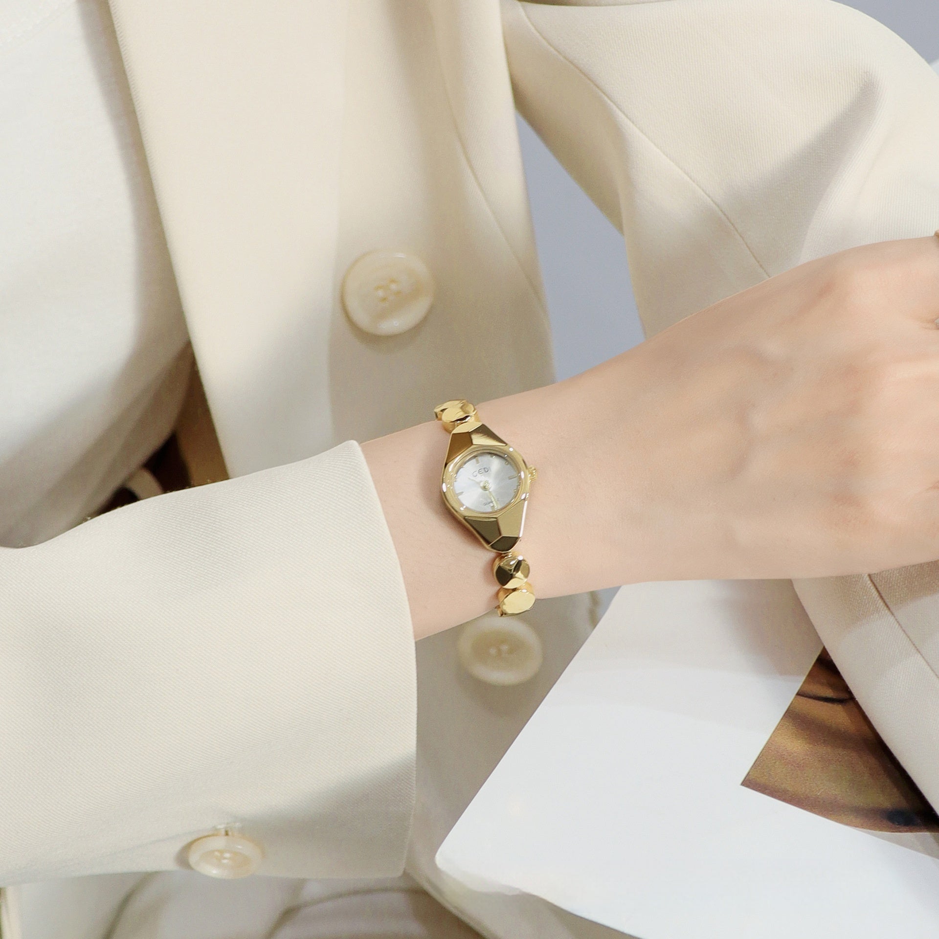 Stylish And Minimalist Womens Alloy Watch